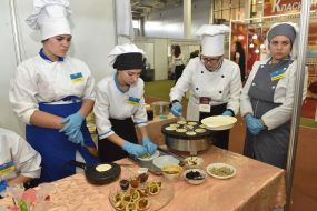Участники ярмарки готовят