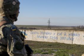 Военнослужащий на КПВВ "Гнутово"