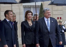 Emmanuel Macron with wife Brigita, Petro Poroshenko with his wife Marina
