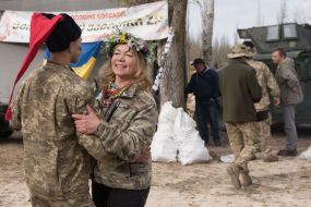 Волонтеры посетили десантников
