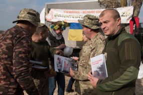 Волонтеры посетили десантников