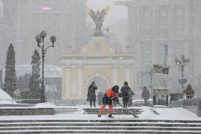 An employee of the municipal service removes the snow