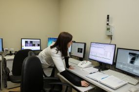 Врач НДСБ "Охматдет" изучает снимки на компьютере