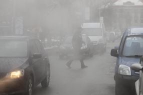 Машины движутся в клубах пара вследствие прорыва трубы с горячей водой