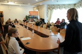 Lilia Olefir and students of Klovsky Lyceum