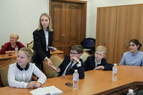 Lilia Olefir and students of Klovsky Lyceum