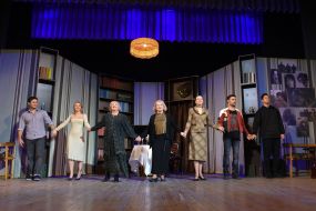 Актеры на сцене