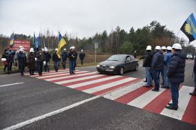 Шахтеры на пешеходном переходе