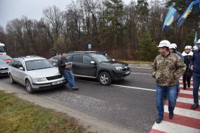 Шахтеры на пешеходном переходе