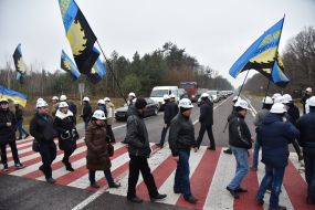 Шахтеры на пешеходном переходе