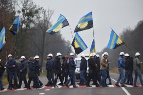 Шахтеры на пешеходном переходе