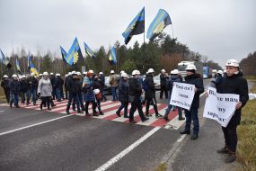 Шахтеры на пешеходном переходе