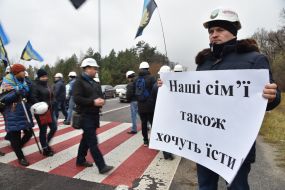 Шахтеры на пешеходном переходе