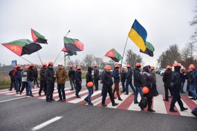 Шахтеры на пешеходном переходе