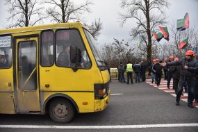 Шахтеры на пешеходном переходе