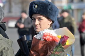 Девушка-военнослужащая 