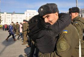 Девушка обнимает военнослужащего