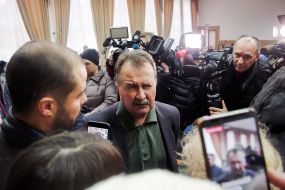 Volodymyr Mykolayenko communicates with the participants of the protest action