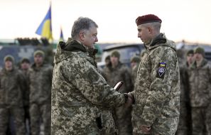 Петро Порошенко вручає десантникові нагороду