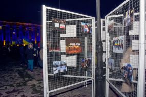 Стенд с фотографиями событий времен Евромайдана