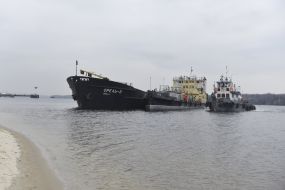 The cargo ship "Orel-3" on the shallow and rescue vessels OS-19 and the tug