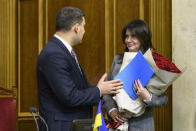 Володимир Гройсман вітає Ірину Фріз 