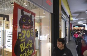 Объявления о скидках в витрине магазина