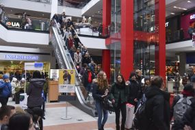 Люди в торговом центре