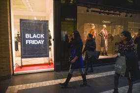 Плакат с надписью Black Friday в витрине магазина