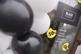 Плакат с надписью Black Friday в витрине магазина