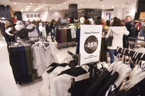 Плакат с надписью Black Friday и информацией о скидках в магазине