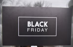 Плакат с надписью Black Friday в витрине магазина
