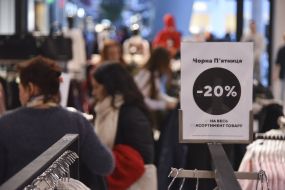 Плакат с надписью Black Friday и информацией о скидках в магазине