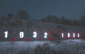 Цифры "1932 - 1933" и зажженные лампады