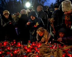 Люди ставят зажженые лампады