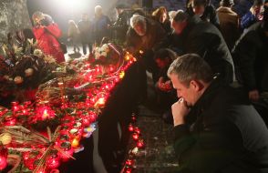 Люди ставят зажженые лампады