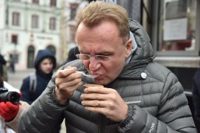 Андрій Садовий пробує їжу