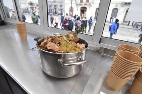 Каструля з сухими листям і гілками для приготування супу