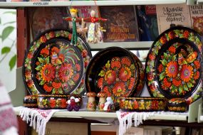 Plates and boxes with Petrikov painting