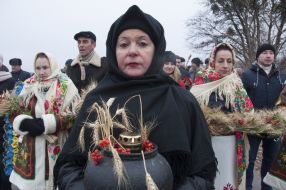 Люди во время почтения памяти жертв Голодомора
