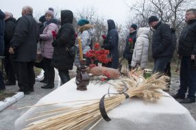 Люди во время почтения памяти жертв Голодомора