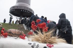 Люди возле Большого колокола с крестом на Кургане скорби