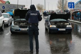 Сотрудник полиции у машин с иностранной регистрацией, которые блокируют трассу