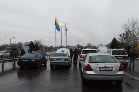 Владельцы машин с иностранной регистрацией блокируют КПП "Тиса"