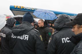 Владельцы машин с иностранной регистрацией общаются с сотрудниками полиции