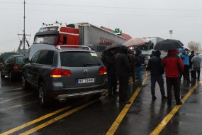 Владельцы машин с иностранной регистрацией блокируют КПП "Тиса"