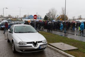 Владельцы машин с иностранной регистрацией блокируют КПП "Тиса"