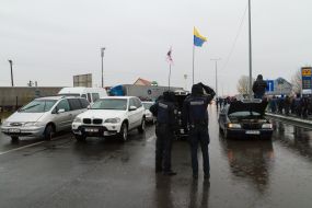 Сотрудники полиции у машин с иностранной регистрацией, которые блокируют трассу