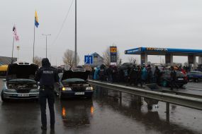 Сотрудник полиции у машин с иностранной регистрацией, которые блокируют трассу