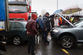 Владельцы машин с иностранной регистрацией блокируют КПП "Тиса"